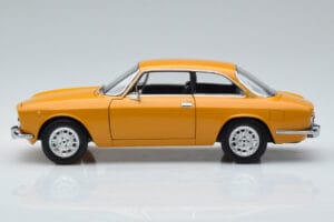Alfa Romeo 1750 GTV イエロー Norev 1:18 187910 メタル - 画像 4/7