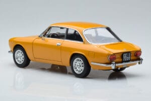 Alfa Romeo 1750 GTV イエロー Norev 1:18 187910 メタル - 画像 6/7