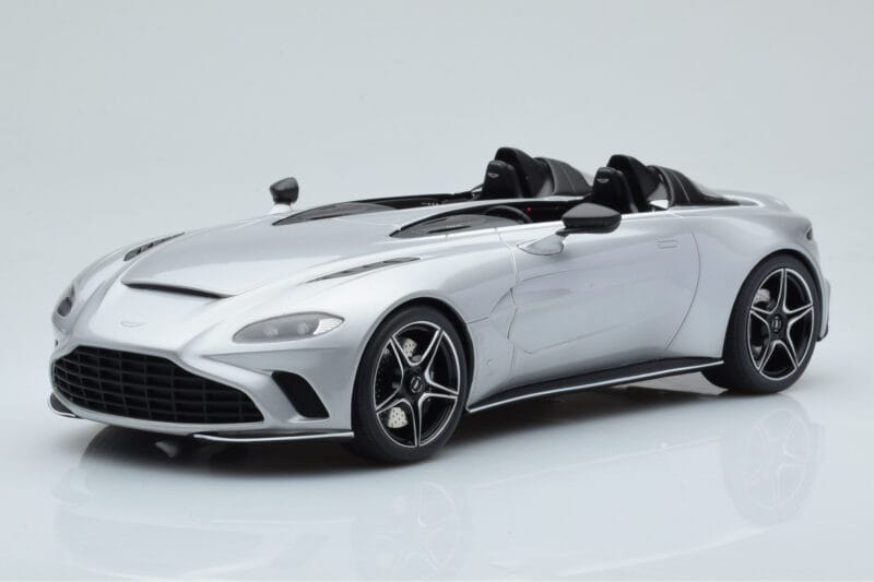 Aston Martin V12 Speedster シルバー GT Spirit 1:18