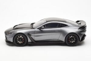 Aston Martin V12 Vantage マグネティックシルバー GT Spirit 1:18 GT443 レジン - 画像 3/6