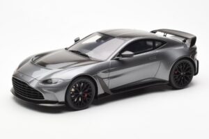 Aston Martin V12 Vantage マグネティックシルバー GT Spirit 1:18