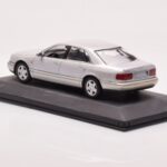 Audi A8 D2 シルバー グリーン ストライプ Minichamps 1:43 - image 3 of 4