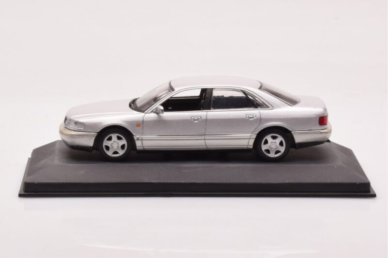 Audi A8 D2 シルバー グリーン ストライプ Minichamps 1:43