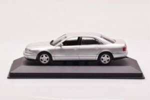 Audi A8 D2 シルバー Minichamps 1:43