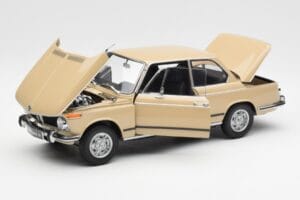 BMW 2002 Ti E10 サハラベージュ Kyosho 1:18 08541BG メタル - 画像 2/8
