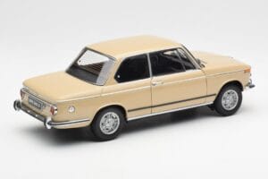 BMW 2002 Ti E10 サハラベージュ Kyosho 1:18 08541BG メタル - 画像 3/8