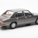 BMW 520i E28 グレー MCG 1:18 - image 2 of 6