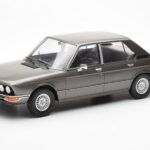 BMW 520i E28 グレー MCG 1:18
