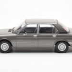 BMW 520i E28 グレー MCG 1:18 - image 3 of 6