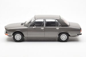 BMW 520i E28 グレー MCG 1:18 MCG18121 メタル - 画像 3/6