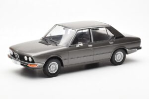 BMW 520i E28 グレー MCG 1:18