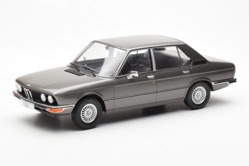 BMW 520i E28 グレー MCG 1:18