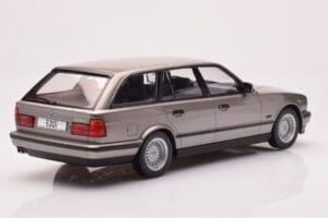 BMW 530i E34 Touring グレーメタリック MCG 1:18 MCG18330 メタル - 画像 2/6