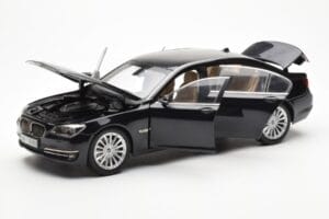 BMW 750Li F02 フェイスリフト カーボンブラック Kyosho 1:18 08784BK メタル - 画像 2/8