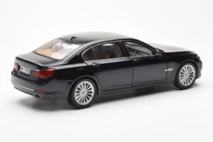 BMW 750Li F02 フェイスリフト カーボンブラック Kyosho 1:18 08784BK メタル - 画像 3/8