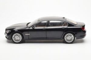 BMW 750Li F02 フェイスリフト カーボンブラック Kyosho 1:18 08784BK メタル - 画像 4/8