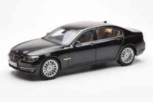 BMW 750Li F02 フェイスリフト カーボンブラック Kyosho 1:18