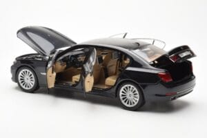 BMW 750Li F02 フェイスリフト カーボンブラック Kyosho 1:18 08784BK メタル - 画像 5/8