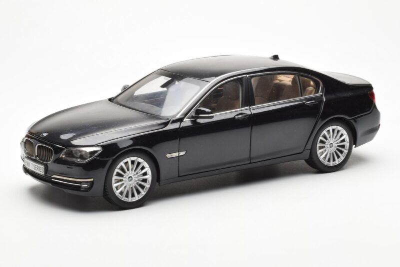 BMW 750Li F02 フェイスリフト カーボンブラック Kyosho 1:18