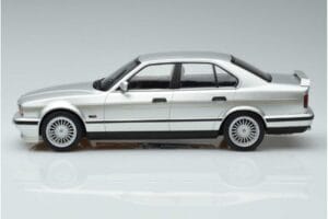 BMW Alpina B10 4.6 E34 シルバー MCG 1:18 MCG18231 メタル - 画像 3/5