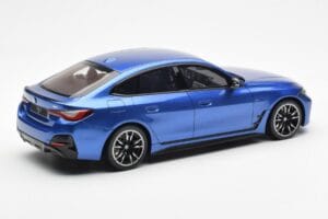 BMW i4 M50 G26 ブルー Otto 1:18 OT453 レジン - 画像 2/6