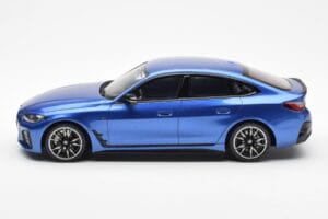BMW i4 M50 G26 ブルー Otto 1:18 OT453 レジン - 画像 3/6
