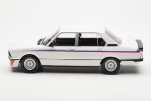 BMW M535i E12 ホワイト Norev 1:18 183265 メタル - 画像 3/5