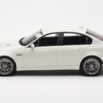 BMW M3 E90 セダン ホワイト GT Spirit 1:18 - image 3 of 6