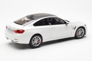 BMW M4 F82 フローズンブリリアントホワイト Paragon 1:18 PA-97101 メタル - 画像 3/8