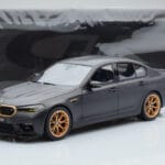 BMW M5 CS F90 フローズン・ブランズハッチ・グレー GT Spirit 1:18 - image 5 of 5
