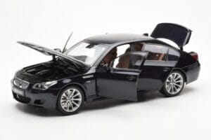 BMW M5 E60 カーボンブラック Kyosho 1:18 08593BK メタル - 画像 2/8