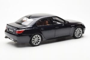 BMW M5 E60 カーボンブラック Kyosho 1:18 08593BK メタル - 画像 3/8