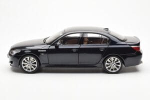 BMW M5 E60 カーボンブラック Kyosho 1:18 08593BK メタル - 画像 4/8