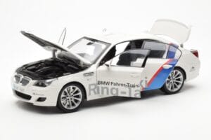 BMW M5 E60 Ring Taxi Nurburgring Kyosho 1:18 08593RT メタル - 画像 2/8