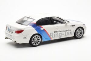 BMW M5 E60 Ring Taxi Nurburgring Kyosho 1:18 08593RT メタル - 画像 3/8