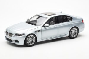 BMW M5 F10 シルバーストーンシルバー Paragon 1:18