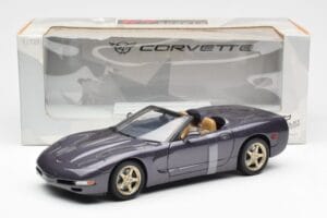 Chevrolet Corvette C5 コンバーチブル パープル パール メタリック UT Models 1:18 21010 メタル - 画像 6/6