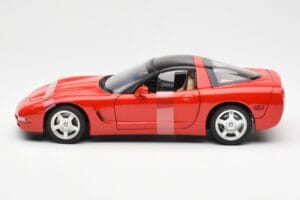 Chevrolet Corvette C5 ハードトップ レッド UT Models 1:18 21041 メタル - 画像 3/6