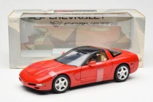 Chevrolet Corvette C5 ハードトップ レッド UT Models 1:18 21041 メタル - 画像 6/6