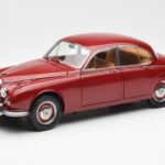 Daimler 250 V8 レッド Paragon 1:18