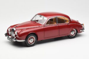 Daimler 250 V8 レッド Paragon 1:18