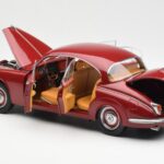 Daimler 250 V8 レッド Paragon 1:18 - image 5 of 8