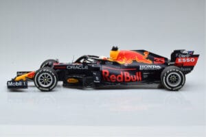 Red Bull Racing RB16B #33 M. Verstappen Abu Dhabi GP F1 World Champion 2021 Minichamps 1:18 110212333 メタル - 画像 3/6