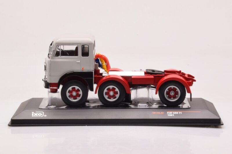 Fiat 690 T1 ホワイト IXO 1:43