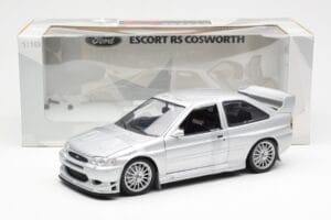 Ford Escort RS Cosworth ストリートカー シルバー UT Models 1:18 22706 メタル - 画像 2/6