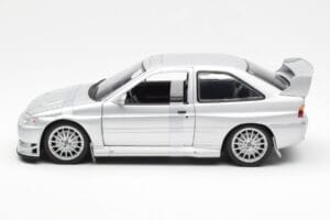 Ford Escort RS Cosworth ストリートカー シルバー UT Models 1:18 22706 メタル - 画像 3/6