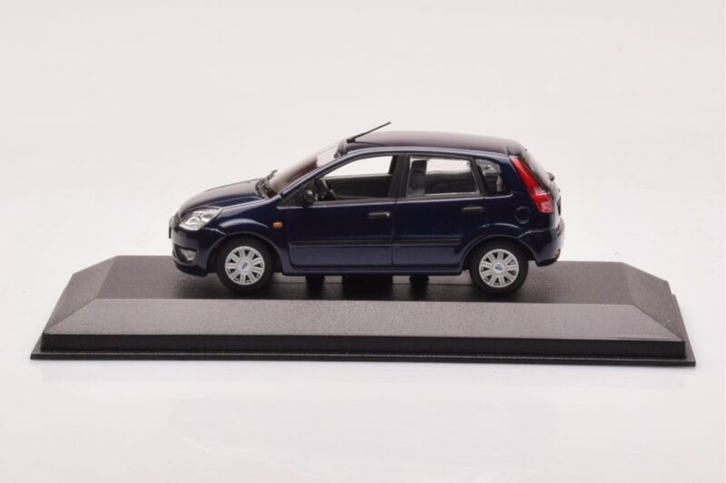 Ford Fusion ブルー Minichamps 1:43