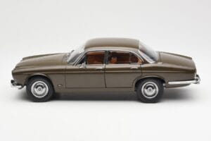 Jaguar XJ6 Series 1 4.2 Sable ブラウン Paragon 1:18 2011004 メタル - 画像 4/8