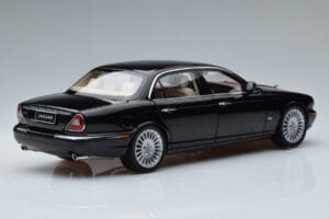 Jaguar XJ6 X350 エボニーブラック Almost Real 1:18 810501 メタル - 画像 3/11