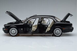 Jaguar XJ6 X350 エボニーブラック Almost Real 1:18 810501 メタル - 画像 4/11